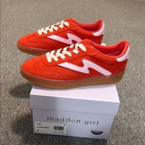 Madden Girl 
Giia Lace-Up Low-Top Sneakers size 6